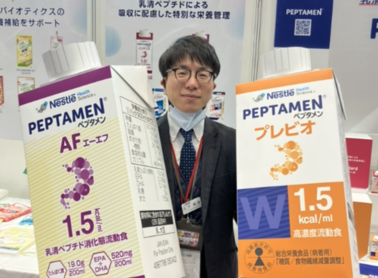 眼鏡をかけた男性が2つの栄養製品を手に持っている