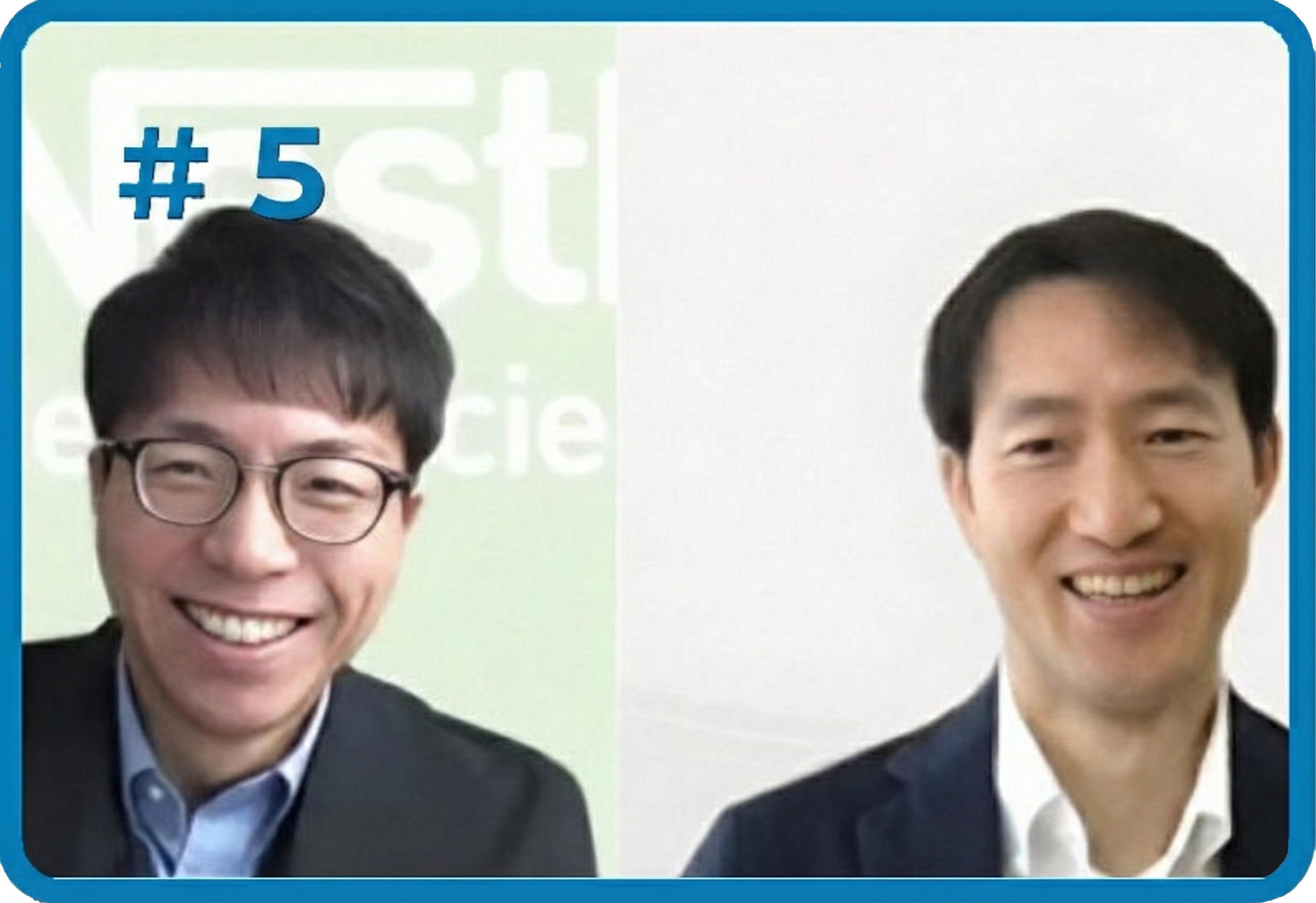 オンライン会議の画面に、スーツ姿の男性2人が並んで笑顔で映っている。背景には健康関連ブランドのロゴが表示されている。